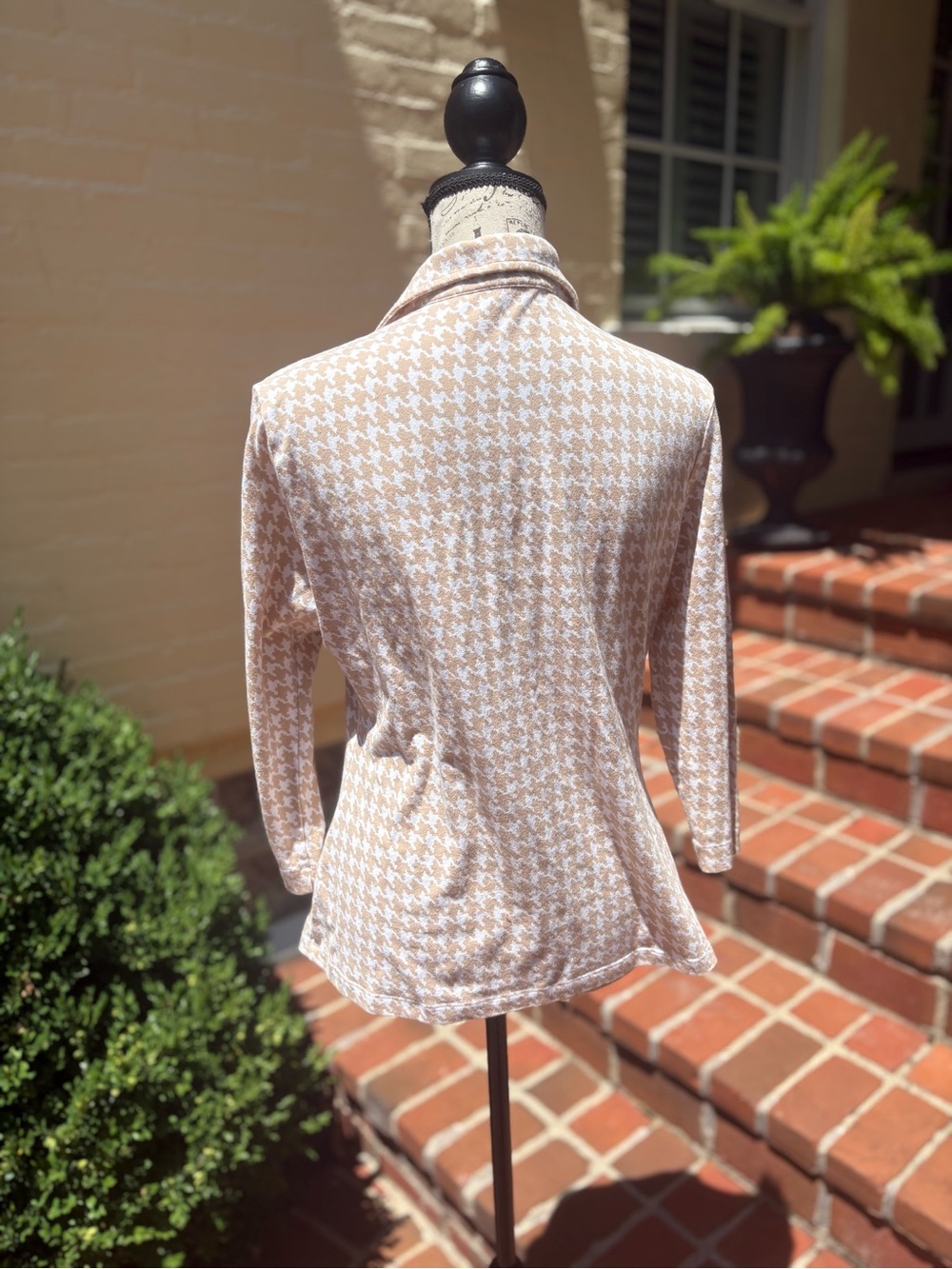 J. McLaughlin Women's Beige and White Houndstooth Button-Up Top - Picture 3 of 5